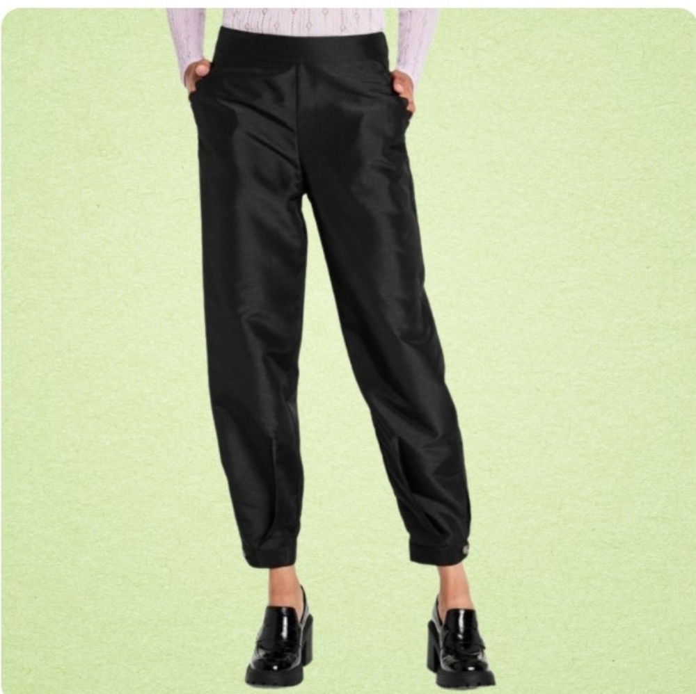 Like New! Retro Black Women’s Tapered Pant